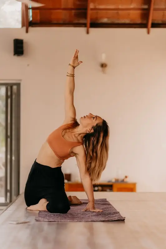 Portrait d’Anne Adeline Leorini, professeure de yoga au Loft à Bordeaux Bastide